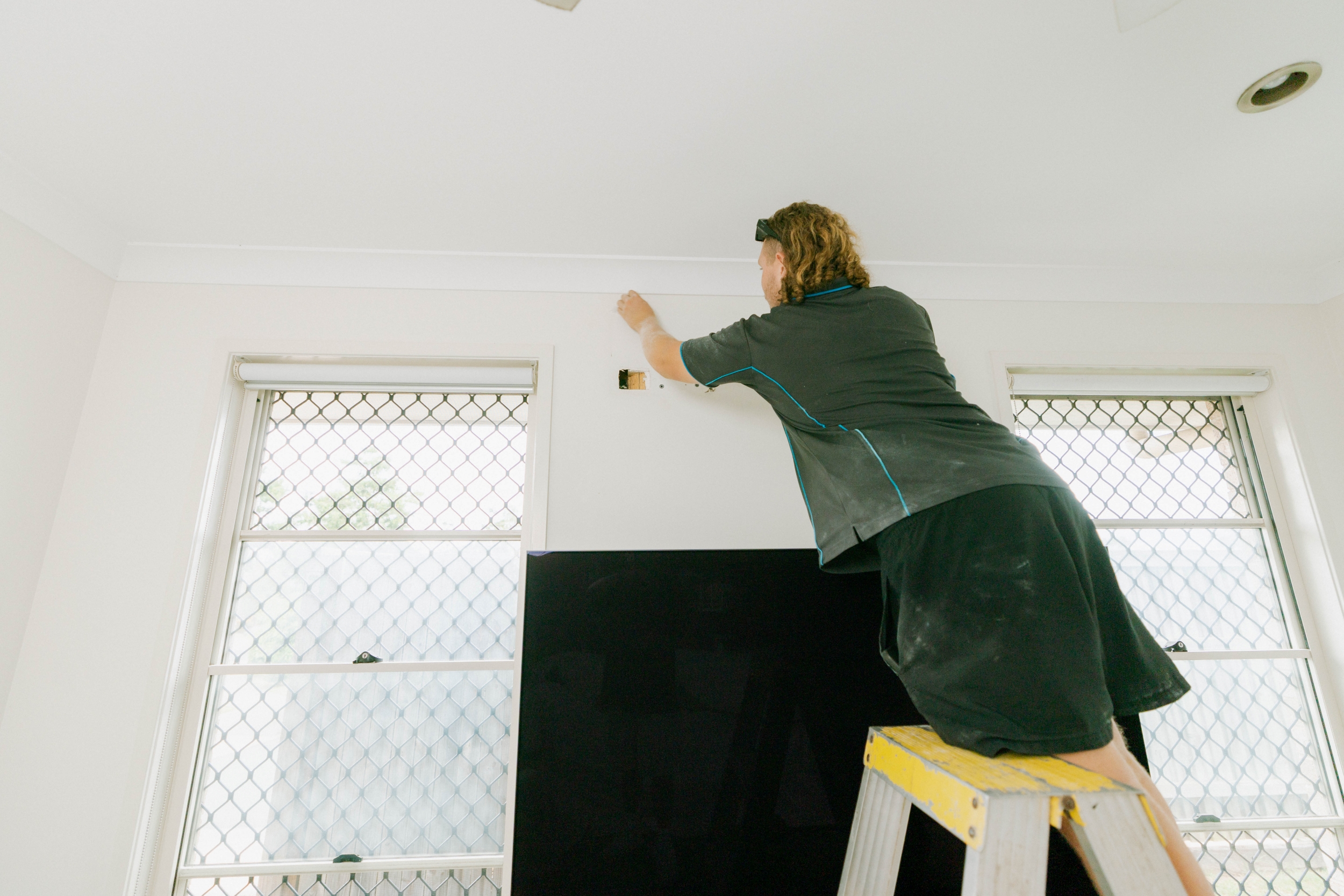 Installing AirTouch wall sensor for ducted aircon zone control in Kallangur